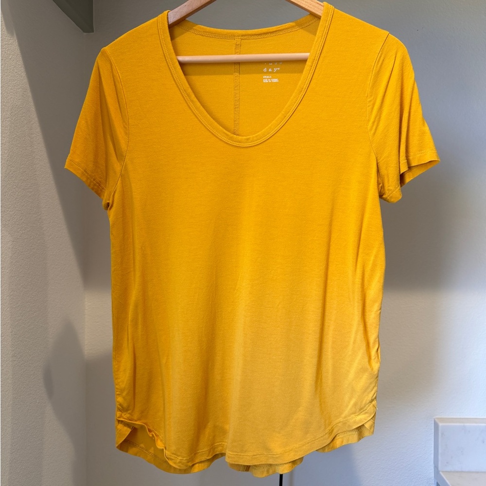 Everyday Scoop Neck Tee - Mustard, size Small
